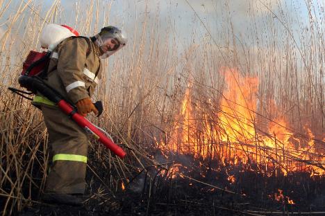 С наступлением теплой погоды на территории Ленского района начались пожары травы